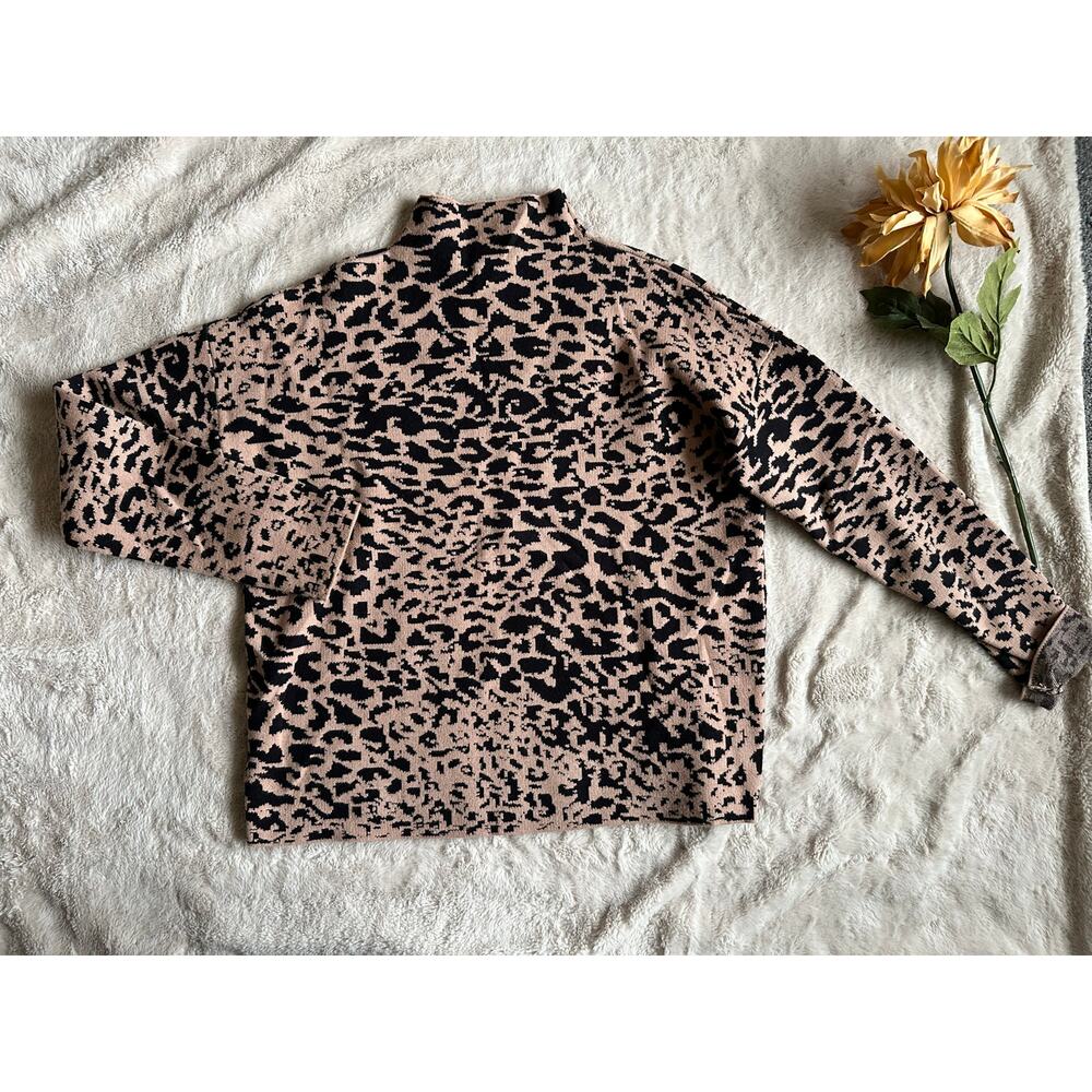 Tahari Cheetah Print Crew Neck Sweater Size Medium - Picture 6 of 6